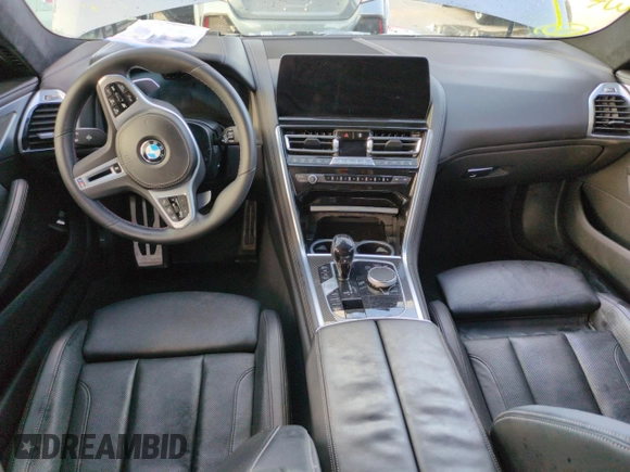 2023 BMW 8 Series M850i z VIN WBAGV8C02PCL20503, wystawiony jako Copart lot #74098614 z przebiegiem Nie podano mil oraz Szkoda całkowita • Salvage title. Historia ofert i sprzedaży dostępna na DreamBid. Obrazek 8.