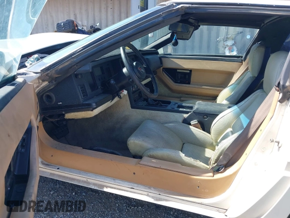 1984 Chevrolet Corvette z VIN 1G1AY0781E5110079, wystawiony jako IAAI lot #42416346 z przebiegiem 152 345 mil mil oraz . Historia ofert i sprzedaży dostępna na DreamBid. Obrazek 8.
