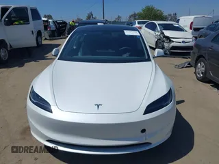 2025 Tesla Model 3 Long Range z VIN 5YJ3E1EAXSF885110, wystawiony jako IAAI lot #42400734 z przebiegiem 4 276 mil mil oraz . Historia ofert i sprzedaży dostępna na DreamBid. Obrazek 12.