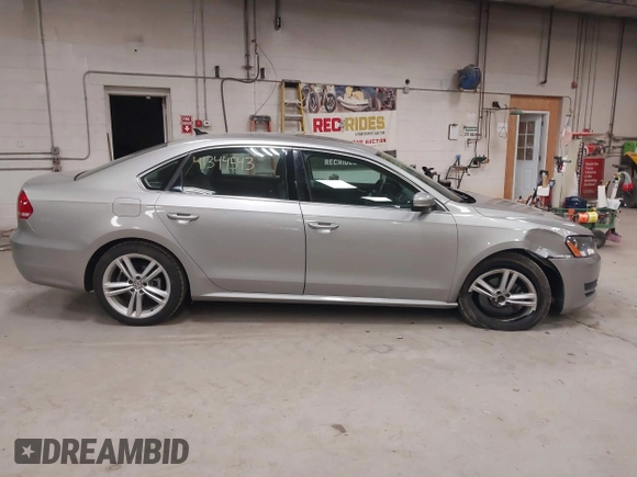 2014 Volkswagen Passat SE z VIN 1VWBT7A31EC102802, wystawiony jako IAAI lot #41344543 z przebiegiem 106 758 mil mil oraz . Historia ofert i sprzedaży dostępna na DreamBid. Obrazek 13.