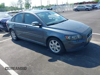 2007 Volvo S40 2.4L with VIN YV1MS382572301147, listed as a IAAI auction lot 42042856 with 184,474 mi miles. Bid and sale history available at carsss.com. Image 1.