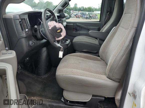 2017 Chevrolet Express Passenger LT z VIN 1GAZGMFG3H1258512, wystawiony jako Copart lot #62822304 z przebiegiem 56 009 mil mil oraz Nie do naprawy • Non repairable. Historia ofert i sprzedaży dostępna na DreamBid. Obrazek 7.