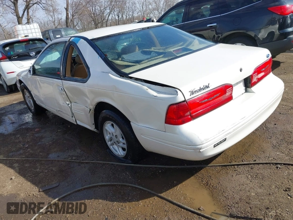 1996 Ford Thunderbird LX z VIN 1FALP6240TH131517, wystawiony jako IAAI lot #41811552 z przebiegiem 87 493 mil mil oraz . Historia ofert i sprzedaży dostępna na DreamBid. Obrazek 3.