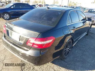 2013 Mercedes-Benz E 550 Sport z VIN WDDHF9BBXDA716236, wystawiony jako IAAI lot #41411124 z przebiegiem 159 401 mil mil oraz . Historia ofert i sprzedaży dostępna na DreamBid. Obrazek 4.