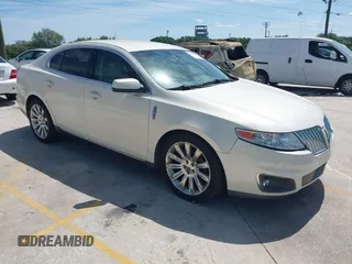 2009 Lincoln MKS z VIN 1LNHM93R39G635008, wystawiony jako IAAI lot #39108905 z przebiegiem 138 132 mil mil oraz . Historia ofert i sprzedaży dostępna na DreamBid. Obrazek 1.