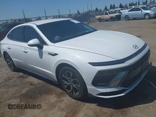 2024 Hyundai Sonata SEL z VIN KMHL64JA1RA389888, wystawiony jako IAAI lot #41965897 z przebiegiem 12 383 mil mil oraz . Historia ofert i sprzedaży dostępna na DreamBid. Obrazek 1.