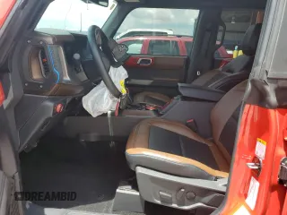 2022 Ford Bronco с VIN 1FMEE5DP9NLB49973, выставлен на аукционе Copart как лот 56214605 с пробегом 23 697 миль миль и Списание • Salvage title. История ставок и продаж доступна на DreamBid. Изображение 7.