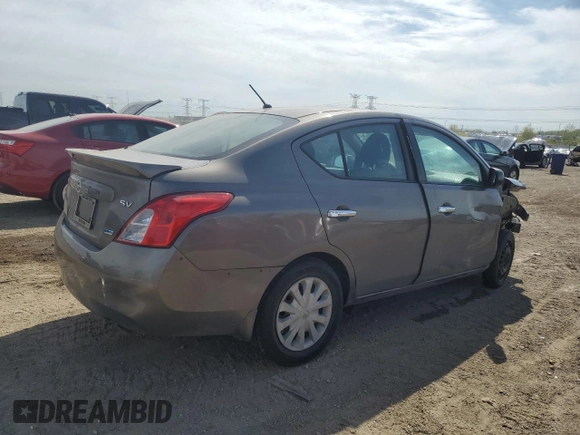 2013 Nissan Versa S Plus z VIN 3N1CN7AP5DL884595, wystawiony jako Copart lot #55261085 z przebiegiem 148 058 mil mil oraz Szkoda całkowita • Salvage title. Historia ofert i sprzedaży dostępna na DreamBid. Obrazek 3.
