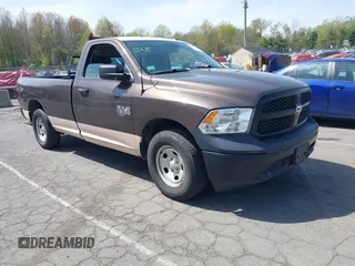 2020 Ram 1500 Tradesman z VIN 3C6JR6DG4LG133162, wystawiony jako IAAI lot #42157040 z przebiegiem 84 737 mil mil oraz . Historia ofert i sprzedaży dostępna na DreamBid. Obrazek 1.