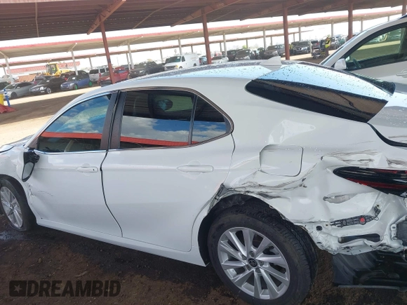 2024 Toyota Camry LE z VIN 4T1C11AK4RU864390, wystawiony jako IAAI lot #42212311 z przebiegiem 17 107 mil mil oraz . Historia ofert i sprzedaży dostępna na DreamBid. Obrazek 14.