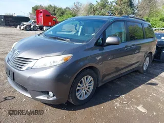 2014 Toyota Sienna XLE z VIN 5TDYK3DC4ES493852, wystawiony jako IAAI lot #42096495 z przebiegiem 145 943 mil mil oraz . Historia ofert i sprzedaży dostępna na DreamBid. Obrazek 20.