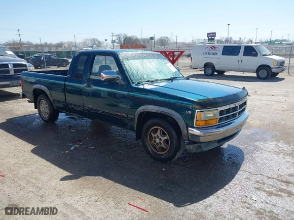 1995 Dodge Dakota with VIN 1B7GL23X3SS144109, listed as a IAAI auction lot 41767996 with 204,670 mi miles. Bid and sale history available at carsss.com. Image 1.
