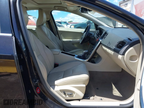 2013 Volvo S60 T5 Premier z VIN YV1612FS4D2190479, wystawiony jako IAAI lot #42244633 z przebiegiem 104 927 mil mil oraz . Historia ofert i sprzedaży dostępna na DreamBid. Obrazek 5.