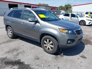 2012 Kia Sorento LX z VIN 5XYKT3A6XCG199254, wystawiony jako IAAI lot #42199700 z przebiegiem 257 644 mil mil oraz . Historia ofert i sprzedaży dostępna na DreamBid. Obrazek 1.