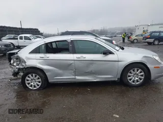 2010 Chrysler Sebring Touring z VIN 1C3CC4FB5AN128652, wystawiony jako IAAI lot #41863619 z przebiegiem 123 698 mil mil oraz . Historia ofert i sprzedaży dostępna na DreamBid. Obrazek 12.