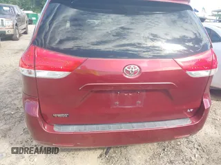 2012 Toyota Sienna LE AAS z VIN 5TDKK3DC7CS209567, wystawiony jako IAAI lot #42323115 z przebiegiem 293 604 mil mil oraz . Historia ofert i sprzedaży dostępna na DreamBid. Obrazek 17.