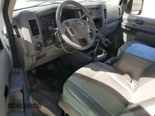 2018 Nissan NV Cargo S z VIN 1N6BF0LY5JN814574, wystawiony jako Copart lot #45818205 z przebiegiem 155 077 mil mil oraz Nie do naprawy. Historia ofert i sprzedaży dostępna na DreamBid. Obrazek 8.
