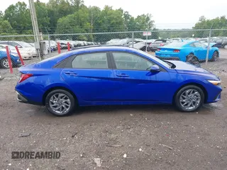 2024 Hyundai Elantra SEL z VIN KMHLM4DG2RU749447, wystawiony jako IAAI lot #42603791 z przebiegiem 9 904 mil mil oraz . Historia ofert i sprzedaży dostępna na DreamBid. Obrazek 14.