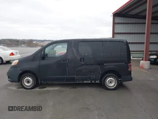 2015 Nissan NV200 S z VIN 3N6CM0KN6FK714403, wystawiony jako IAAI lot #41705950 z przebiegiem 84 384 mil mil oraz . Historia ofert i sprzedaży dostępna na DreamBid. Obrazek 14.