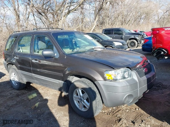 2007 Ford Escape XLS with VIN 1FMYU92Z37KB90832, listed as a IAAI auction lot 41217549 with 114,433 mi miles. Bid and sale history available at carsss.com. Image 1.