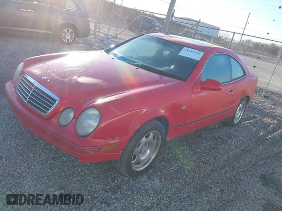 1999 Mercedes-Benz CLK 320/430 z VIN WDBLJ65G1XF101749, wystawiony jako IAAI lot #41689126 z przebiegiem 172 429 mil mil oraz . Historia ofert i sprzedaży dostępna na DreamBid. Obrazek 2.