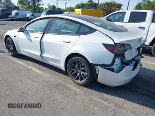 2023 Tesla Model 3 z VIN 5YJ3E1EA3PF600030, wystawiony jako IAAI lot #42052459 z przebiegiem 11 177 mil mil oraz . Historia ofert i sprzedaży dostępna na DreamBid. Obrazek 3.