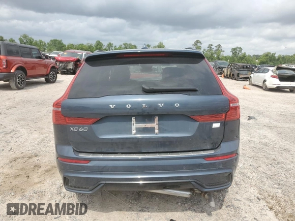2023 Volvo XC60 Plus Dark Theme z VIN YV4H60DLXP1338593, wystawiony jako Copart lot #54832565 z przebiegiem 17 406 mil mil oraz Nie do naprawy • Non repairable. Historia ofert i sprzedaży dostępna na DreamBid. Obrazek 6.