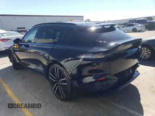 2022 Aston Martin DBX z VIN SD7VUJAW1NTV05151, wystawiony jako Copart lot #70043184 z przebiegiem 14 345 mil mil oraz Szkody całkowita. Historia ofert i sprzedaży dostępna na DreamBid. Obrazek 2.
