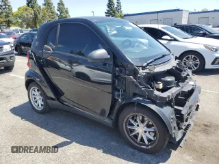 2009 Smart fortwo Pure z VIN WMEEJ31X79K272757, wystawiony jako Copart lot #54772585 z przebiegiem 100 977 mil mil oraz Szkody całkowita. Historia ofert i sprzedaży dostępna na DreamBid. Obrazek 4.