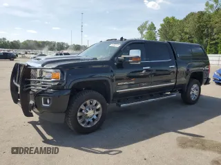 2017 GMC Sierra 2500HD Denali z VIN 1GT12UEY4HF203003, wystawiony jako Copart lot #55095115 z przebiegiem 172 926 mil mil oraz Szkoda całkowita • Salvage title. Historia ofert i sprzedaży dostępna na DreamBid. Obrazek 1.