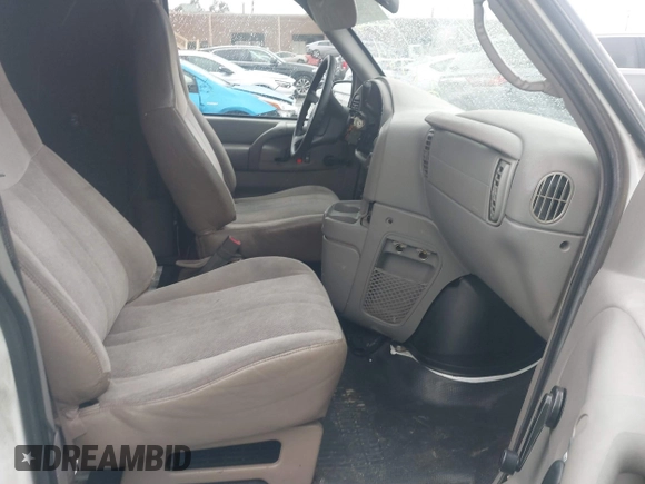 2004 Chevrolet Astro Cargo with VIN 1GCDM19X64B119631, listed as a IAAI auction lot 41570398 with 108,993 mi miles. Bid and sale history available at carsss.com. Image 5.