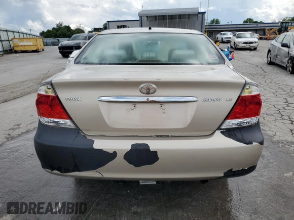 2005 Toyota Camry STD z VIN 4T1BE32K75U087837, wystawiony jako Copart lot #56735965 z przebiegiem 231 694 mil mil oraz Szkoda całkowita • Salvage title. Historia ofert i sprzedaży dostępna na DreamBid. Obrazek 6.
