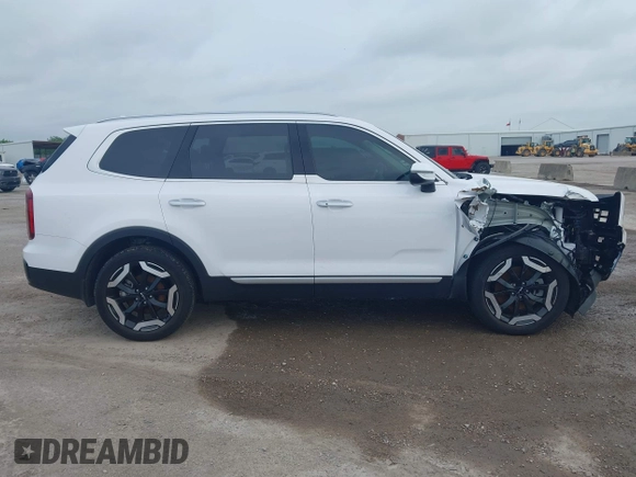 2024 Kia Telluride S with VIN 5XYP64GC2RG515044, listed as a IAAI auction lot 42345367 with 7,981 mi miles and . Bid and sale history available at DreamBid. Image 13.
