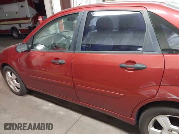 2003 Ford Focus SE z VIN 1FAFP34Z83W231672, wystawiony jako IAAI lot #42322702 z przebiegiem 173 625 mil mil oraz . Historia ofert i sprzedaży dostępna na DreamBid. Obrazek 14.