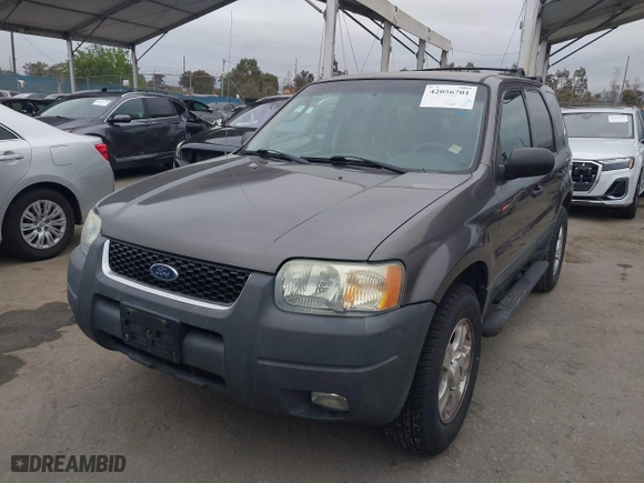 2004 Ford Escape XLT with VIN 1FMYU03114KA41268, listed as a IAAI auction lot 42056701 with 102,154 mi miles. Bid and sale history available at carsss.com. Image 2.