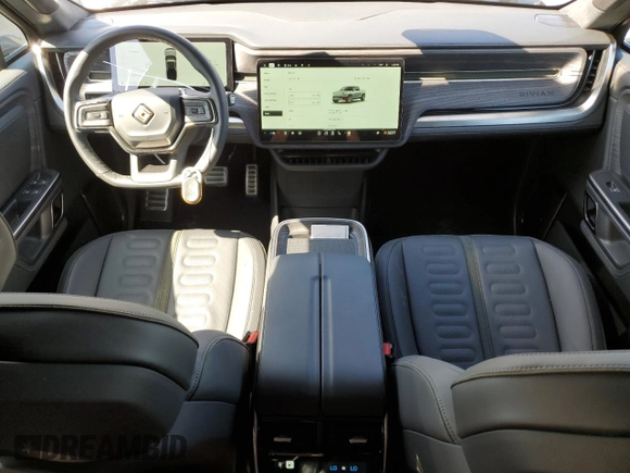 2023 Rivian R1T Adventure z VIN 7FCTGBAA0PN025046, wystawiony jako Copart lot #62502274 z przebiegiem 1385 mil mil oraz Szkody całkowita. Historia ofert i sprzedaży dostępna na DreamBid. Obrazek 8.
