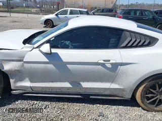 2018 Ford Mustang EcoBoost z VIN 1FA6P8TH9J5101182, wystawiony jako IAAI lot #41847168 z przebiegiem 98 168 mil mil oraz . Historia ofert i sprzedaży dostępna na DreamBid. Obrazek 15.