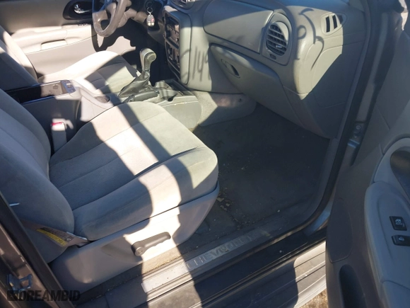 2005 Chevrolet TrailBlazer LT with VIN 1GNDT13S252104374, listed as a IAAI auction lot 41514965 with 121,562 mi miles. Bid and sale history available at carsss.com. Image 5.