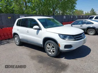 2013 Volkswagen Tiguan S z VIN WVGAV3AX8DW581359, wystawiony jako IAAI lot #42232568 z przebiegiem 124 141 mil mil oraz . Historia ofert i sprzedaży dostępna na DreamBid. Obrazek 1.