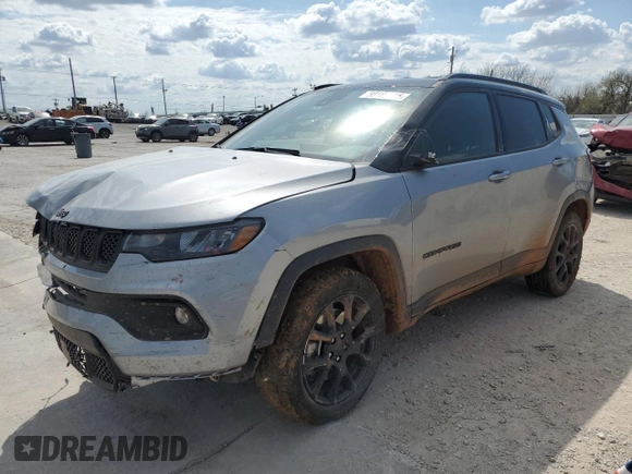 2024 Jeep Compass Latitude z VIN 3C4NJDBN9RT588189, wystawiony jako Copart lot #50189415 z przebiegiem 15 039 mil mil oraz Szkoda całkowita • Salvage title. Historia ofert i sprzedaży dostępna na DreamBid. Obrazek 1.
