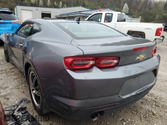 2020 Chevrolet Camaro 1LT z VIN 1G1FB1RS4L0117608, wystawiony jako Copart lot #49238875 z przebiegiem 75 815 mil mil oraz Czysty tytuł • Clean title. Historia ofert i sprzedaży dostępna na DreamBid. Obrazek 2.