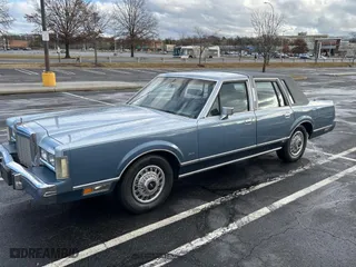 1985 Lincoln Town Car with VIN 1LNBP96F0FY701258, listed as a Copart auction lot 87185384 with 28,215 mi miles and Clean Title. Bid and sale history available at carsss.com. Image 2.