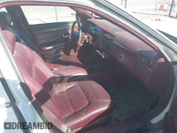 1999 Cadillac DeVille z VIN 1G6KD54Y6XU728681, wystawiony jako IAAI lot #41362191 z przebiegiem 163 540 mil mil oraz . Historia ofert i sprzedaży dostępna na DreamBid. Obrazek 5.