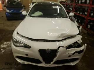 2017 Alfa Romeo Giulia with VIN ZARFAEDN3H7547069, listed as a Copart auction lot 70586472 with 0 mi miles. Bid and sale history available at carsss.com. Image 5.