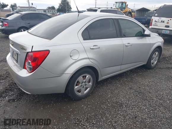 2013 Chevrolet Sonic LS z VIN 1G1JA5SH7D4197354, wystawiony jako IAAI lot #41764102 z przebiegiem 154 401 mil mil oraz . Historia ofert i sprzedaży dostępna na DreamBid. Obrazek 4.