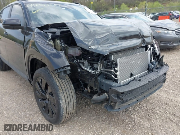 2024 Volkswagen Atlas SE z VIN 1V2KE2CA5RC227558, wystawiony jako IAAI lot #41645555 z przebiegiem 22 117 mil mil oraz . Historia ofert i sprzedaży dostępna na DreamBid. Obrazek 18.