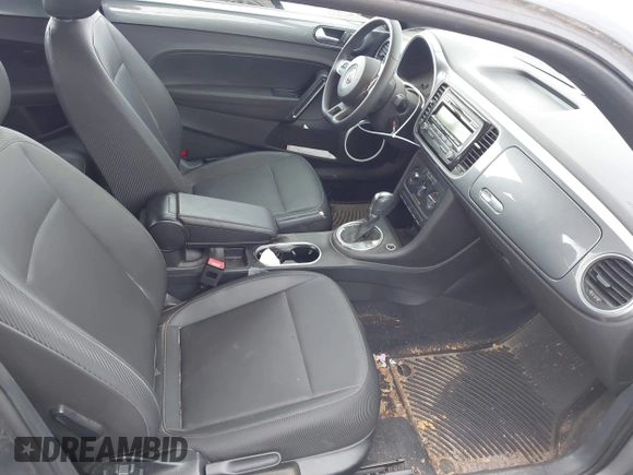 2014 Volkswagen Beetle 1.8T z VIN 3VWJ17AT4EM640278, wystawiony jako IAAI lot #42198194 z przebiegiem 136 096 mil mil oraz . Historia ofert i sprzedaży dostępna na DreamBid. Obrazek 5.