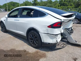 2016 Tesla Model X 70D z VIN 5YJXCBE25GF029372, wystawiony jako IAAI lot #42325335 z przebiegiem 80 071 mil mil oraz . Historia ofert i sprzedaży dostępna na DreamBid. Obrazek 3.