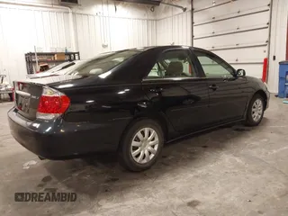 2005 Toyota Camry STD z VIN 4T1BE32K75U591725, wystawiony jako IAAI lot #42407471 z przebiegiem 180 756 mil mil oraz . Historia ofert i sprzedaży dostępna na DreamBid. Obrazek 4.