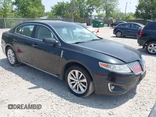 2009 Lincoln MKS z VIN 1LNHM94R59G605832, wystawiony jako IAAI lot #42521335 z przebiegiem 114 085 mil mil oraz . Historia ofert i sprzedaży dostępna na DreamBid. Obrazek 1.